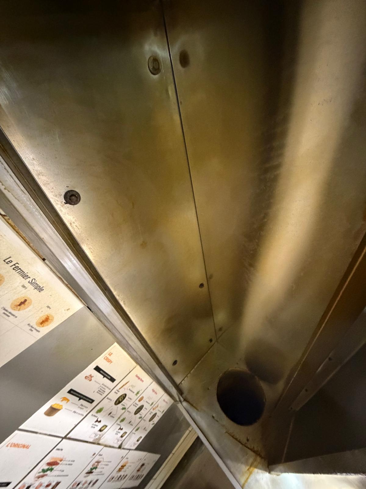 Intérieur de conduit aéraulique encrassé avec dépôts de graisse avant traitement