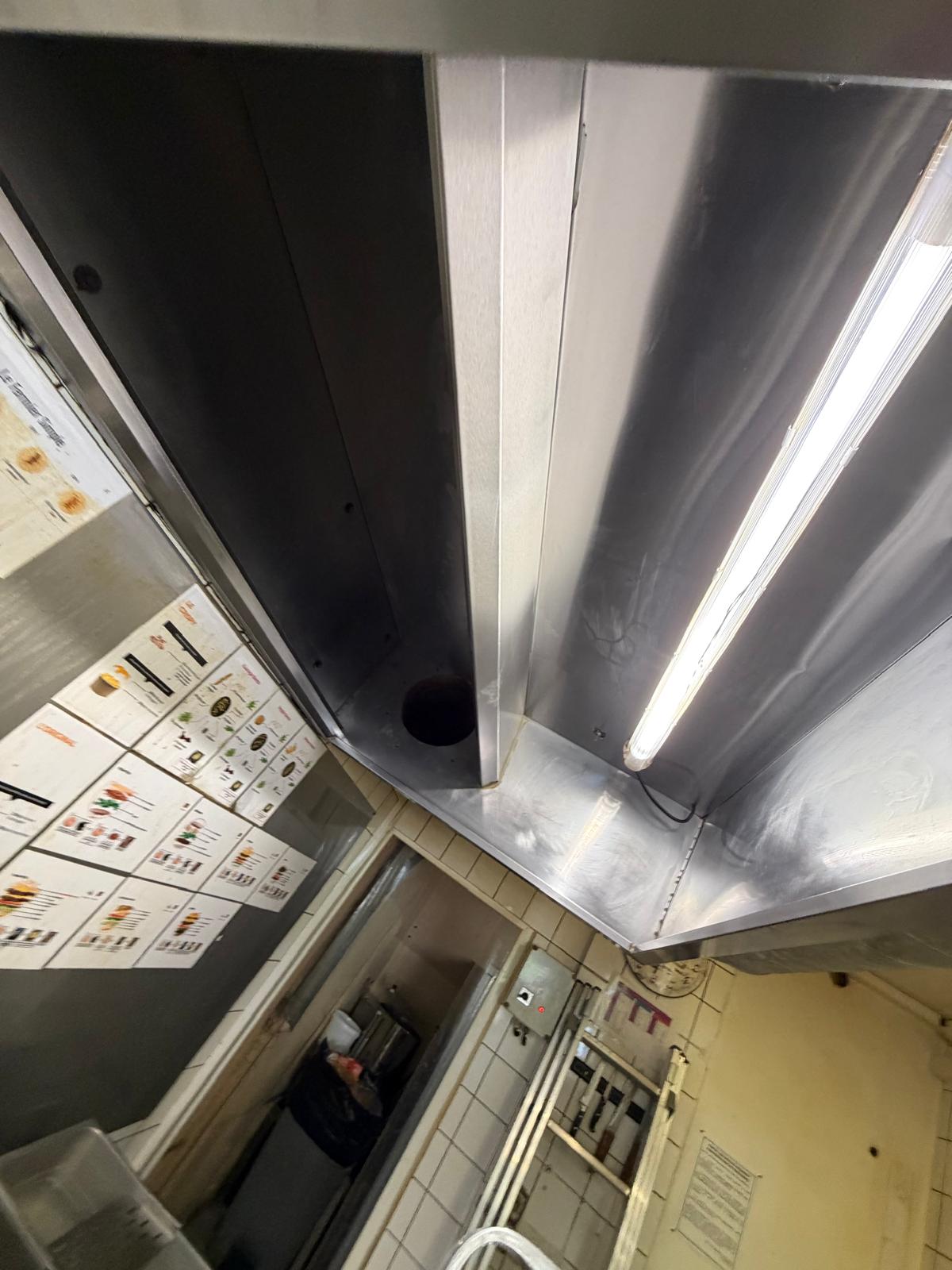 Intérieur de conduit aéraulique propre après traitement et remise en conditions opérationnelles