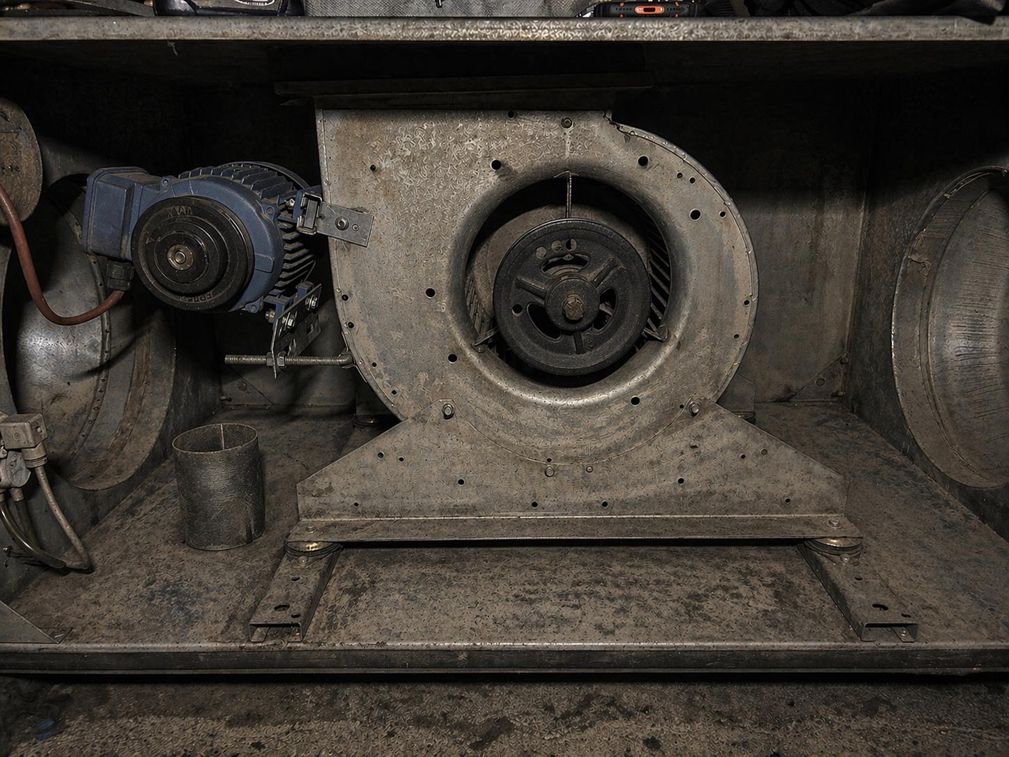 Turbine VMC industrielle très encrassée avant intervention technique